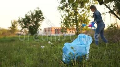 女人在城市<strong>公园捡垃圾</strong>。 社会责任，环境倡议，公民意识，阻止塑料